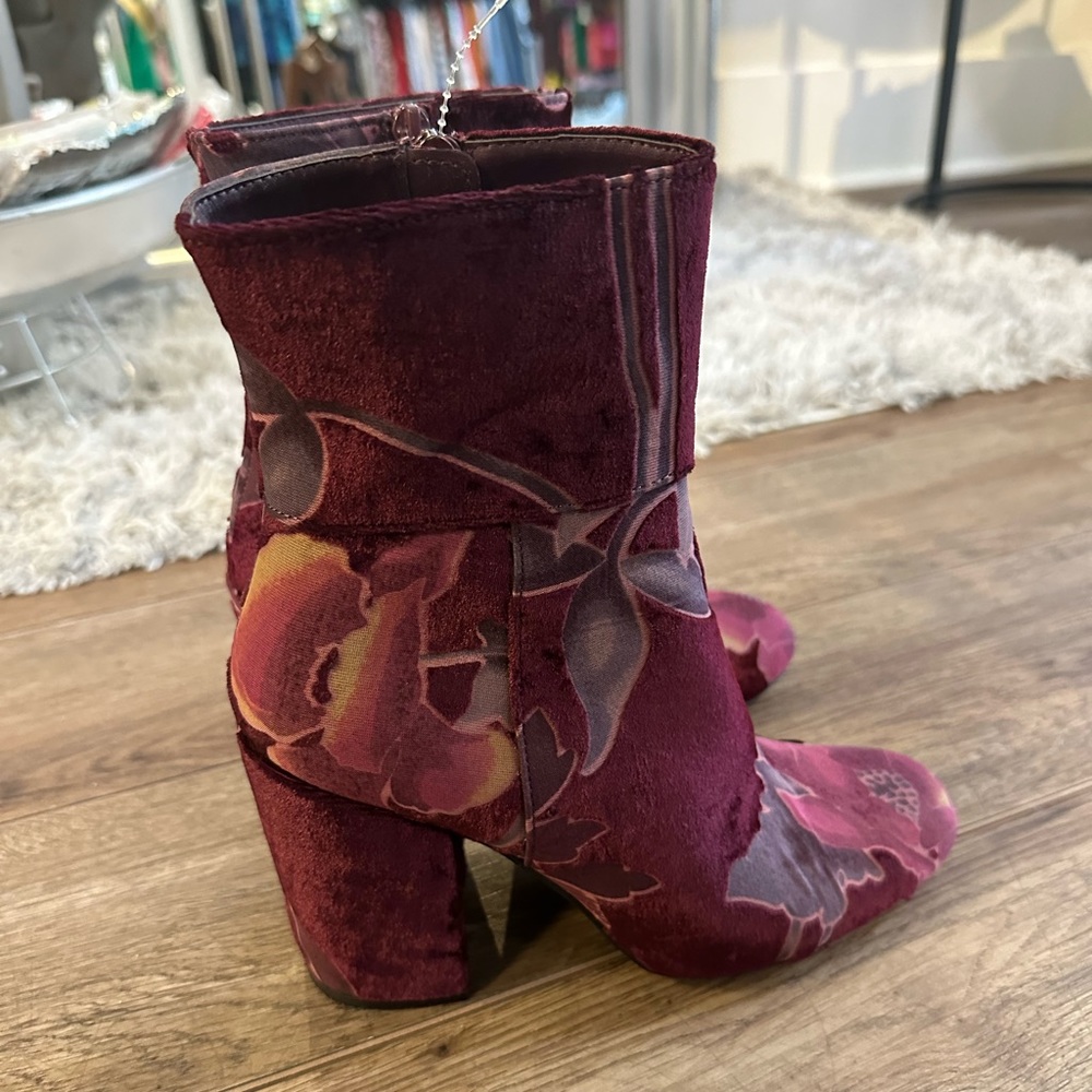 Steve Madden heeled bootie’s burgundy floral print used like new size 7